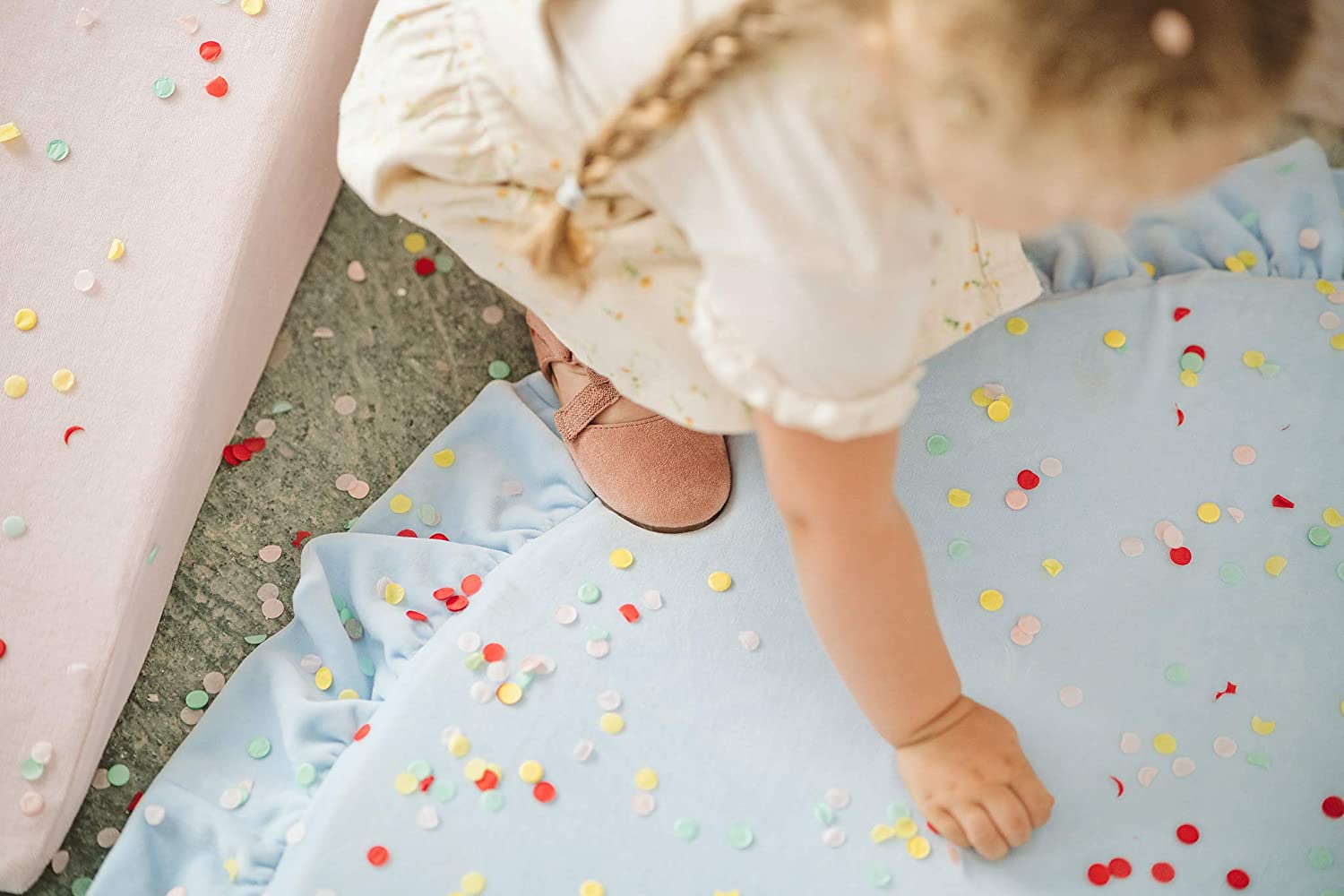 die-kleine-Schnullerbacke-Spielmatte-rund-mit-Volant-babyblau-5900378760535-02
