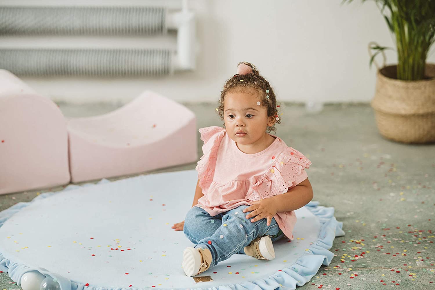 die-kleine-Schnullerbacke-Spielmatte-rund-mit-Volant-babyblau-5900378760535-04