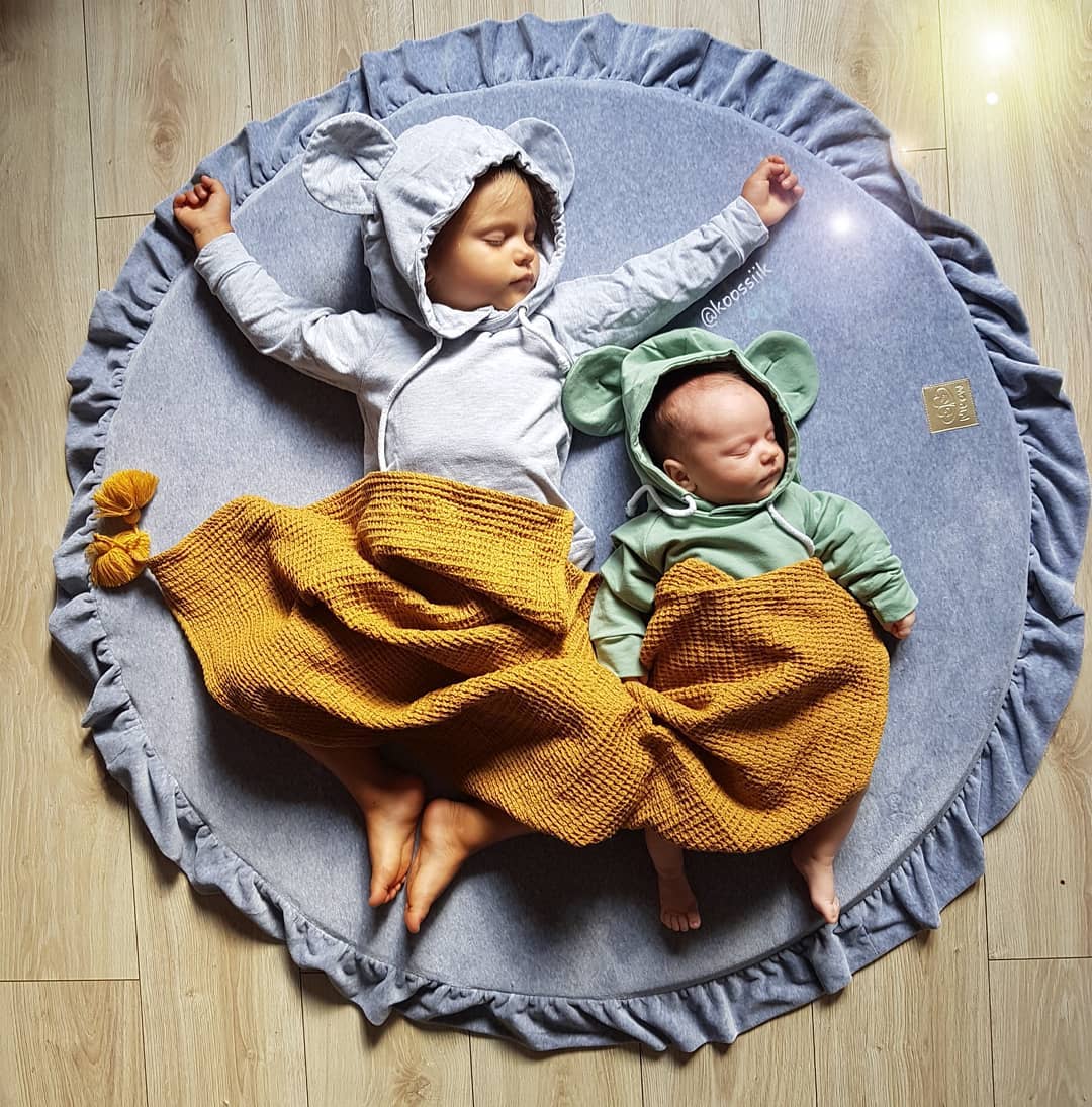 die-kleine-Schnullerbacke-Spielmatte-rund-mit-Volant-graphit-5900378763352-02