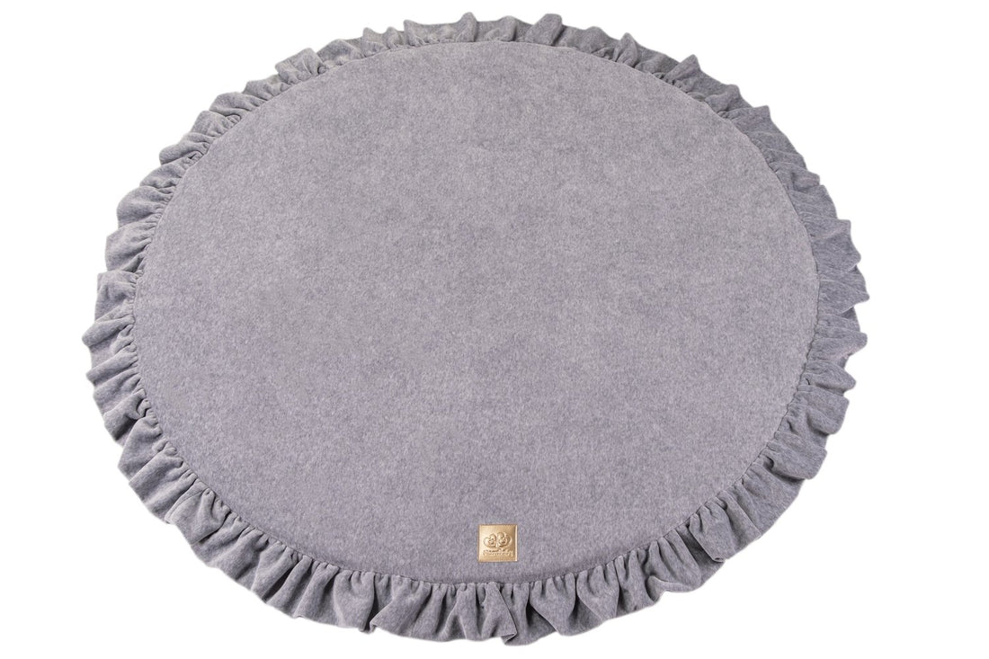 die-kleine-Schnullerbacke-Spielmatte-rund-mit-Volant-hellgrau-5900378760535-01