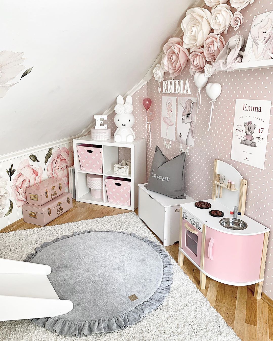 die-kleine-Schnullerbacke-Spielmatte-rund-mit-Volant-hellgrau-5900378760535-03