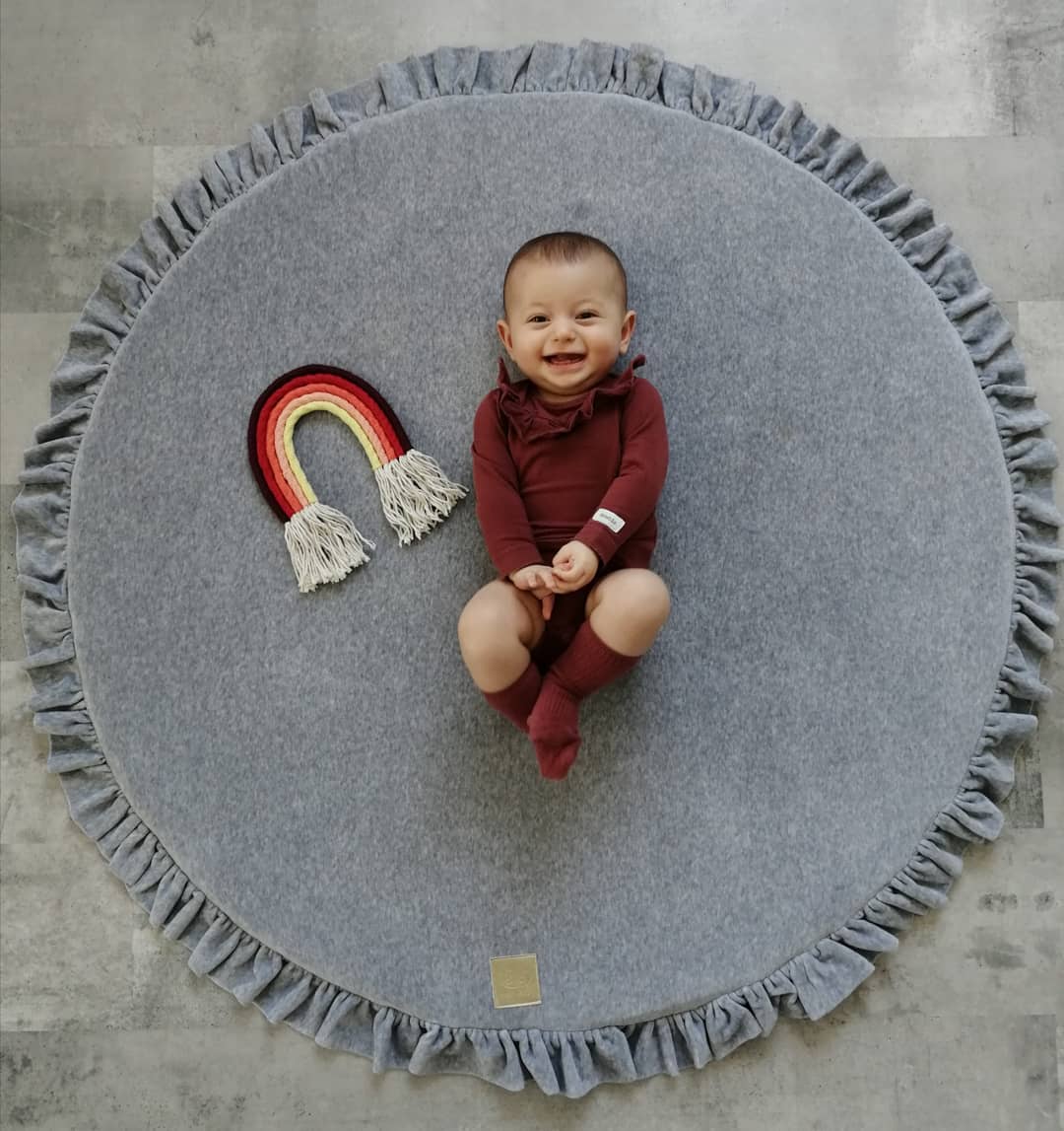 die-kleine-Schnullerbacke-Spielmatte-rund-mit-Volant-hellgrau-5900378760535-04