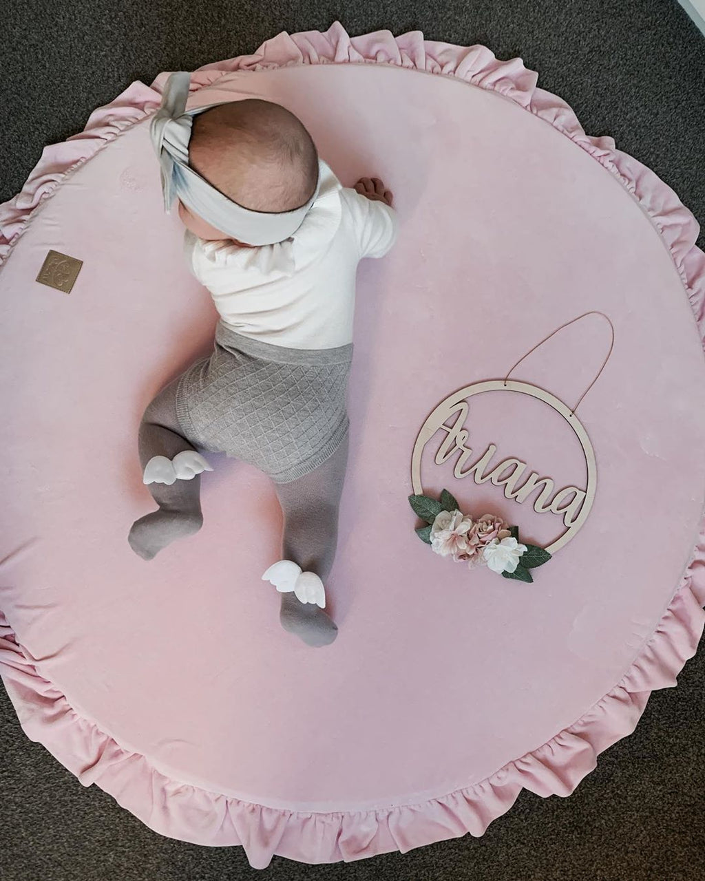die-kleine-Schnullerbacke-Spielmatte-rund-mit-Volant-rosa-5900378760528-02