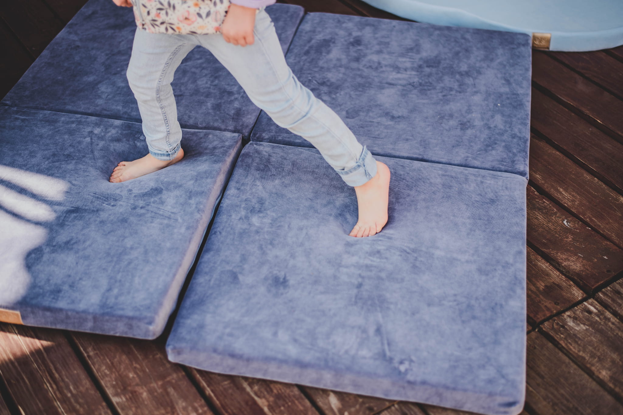 die-kleine-schnullerbacke-MeowBaby-Baby-Spielmatte-Quadrat-grau-blau-05