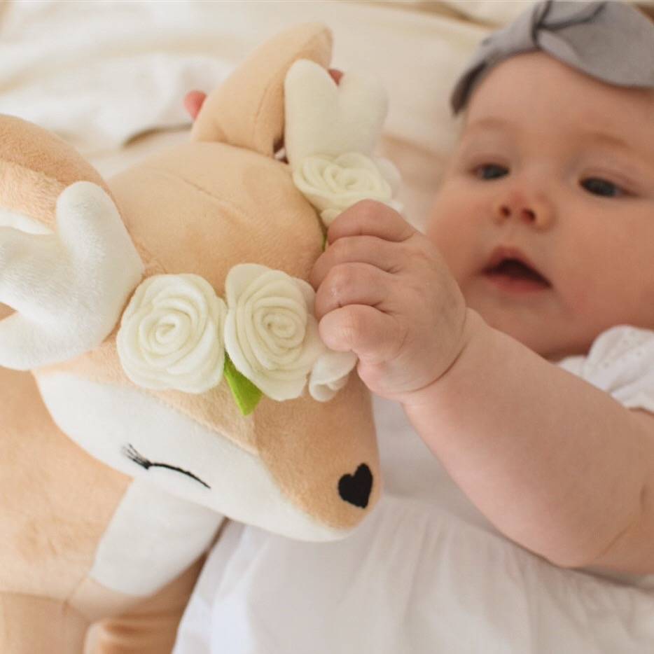 eng_pl_Plush-Deer-with-cream-flower-wreath-168_4