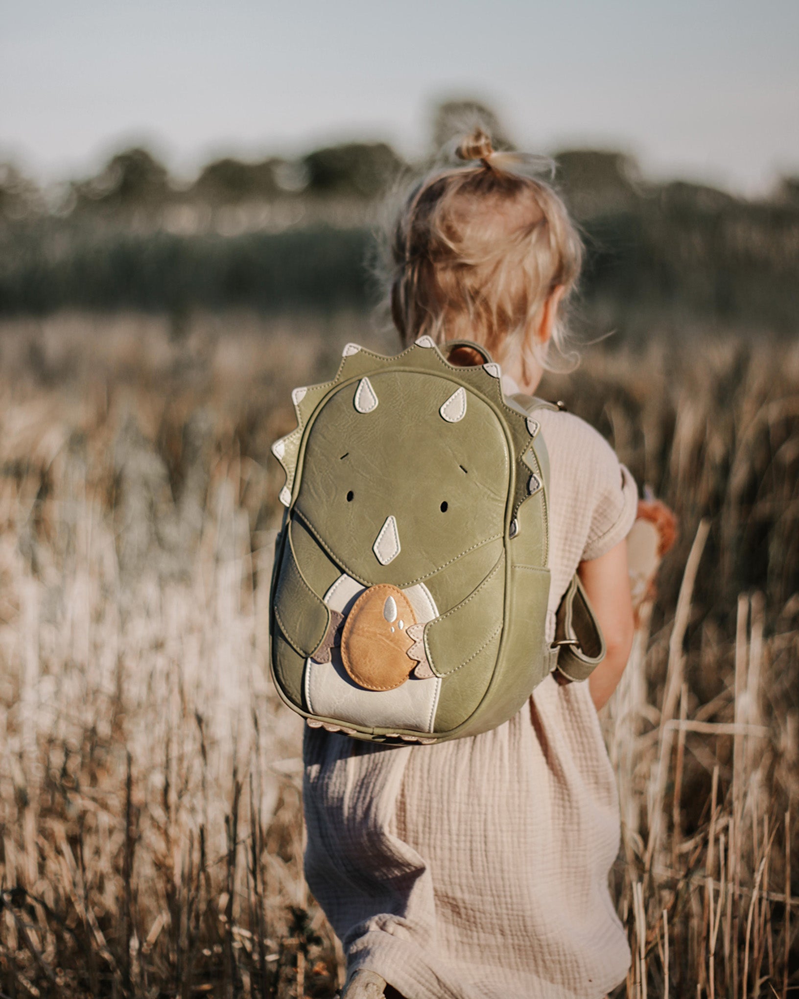 imagebild-little-who-rucksack-kinder-kita-vegan-grosser-dinosaurier-oskar-komprimiert-4x5