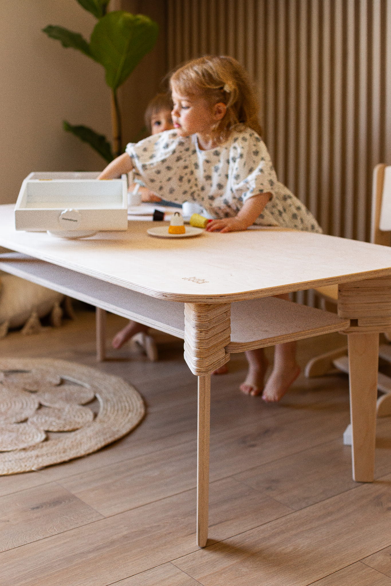 verstellbarer-Tisch-fur-Kind-aus-Holz